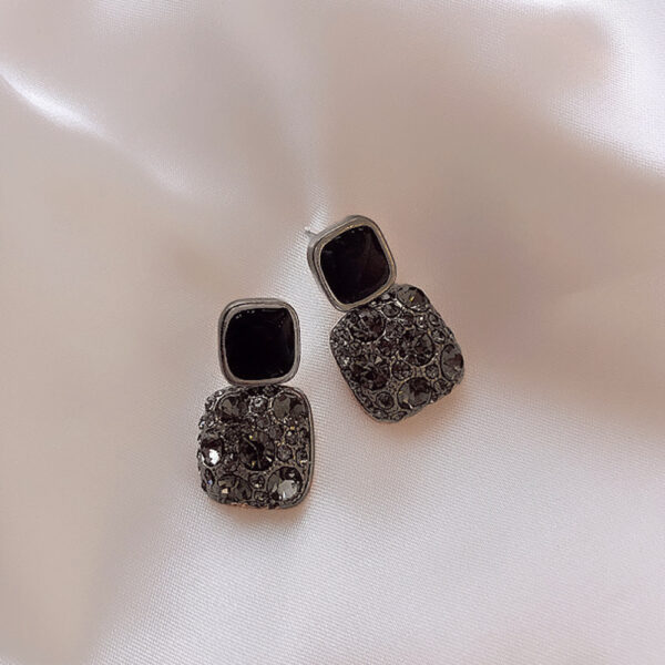 Rhinestone cube geometric earrings, reflecting elegance and refined taste. - Image 4