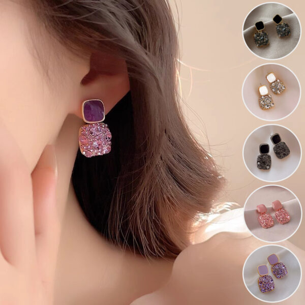 Rhinestone cube geometric earrings, reflecting elegance and refined taste.